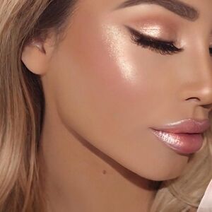 Bundle of 2 Beautaniq Beauty Glow Highlighters
